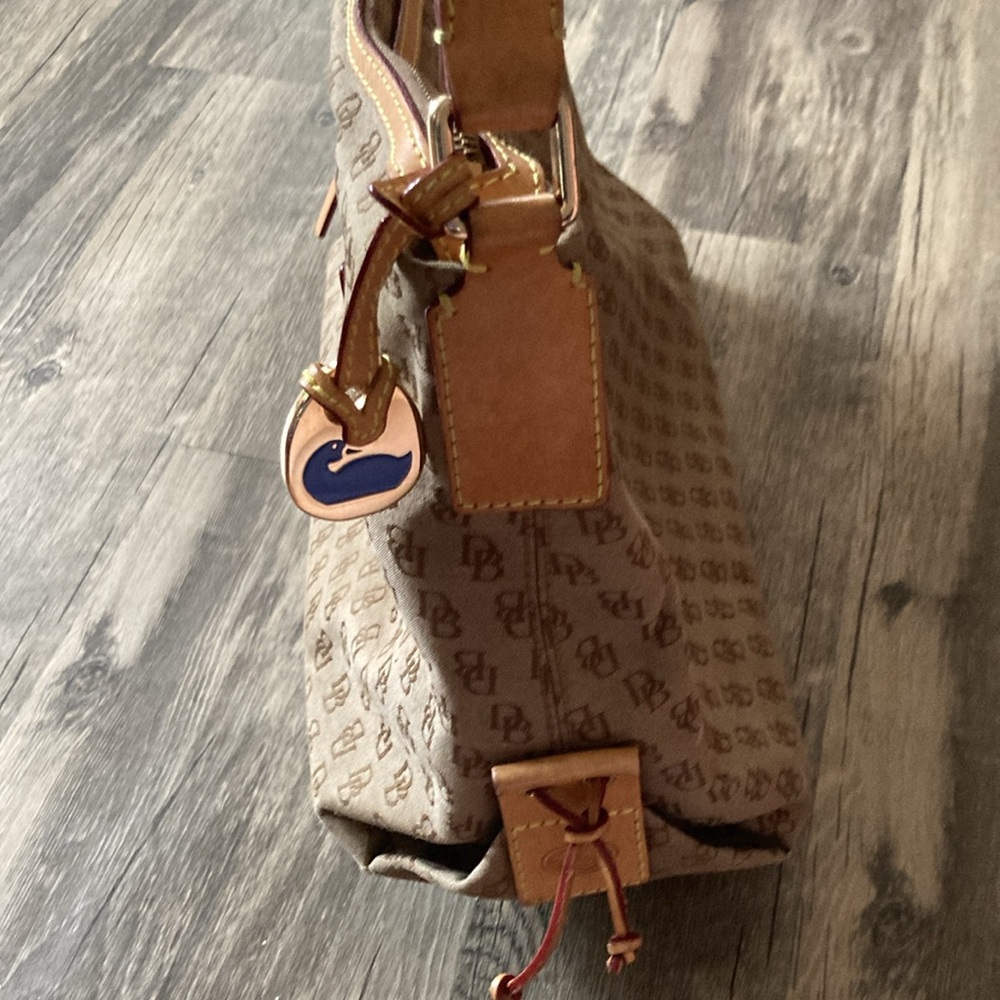 Dooney & Bourke signature shoulder bag. K664407 - Picture 4 of 16